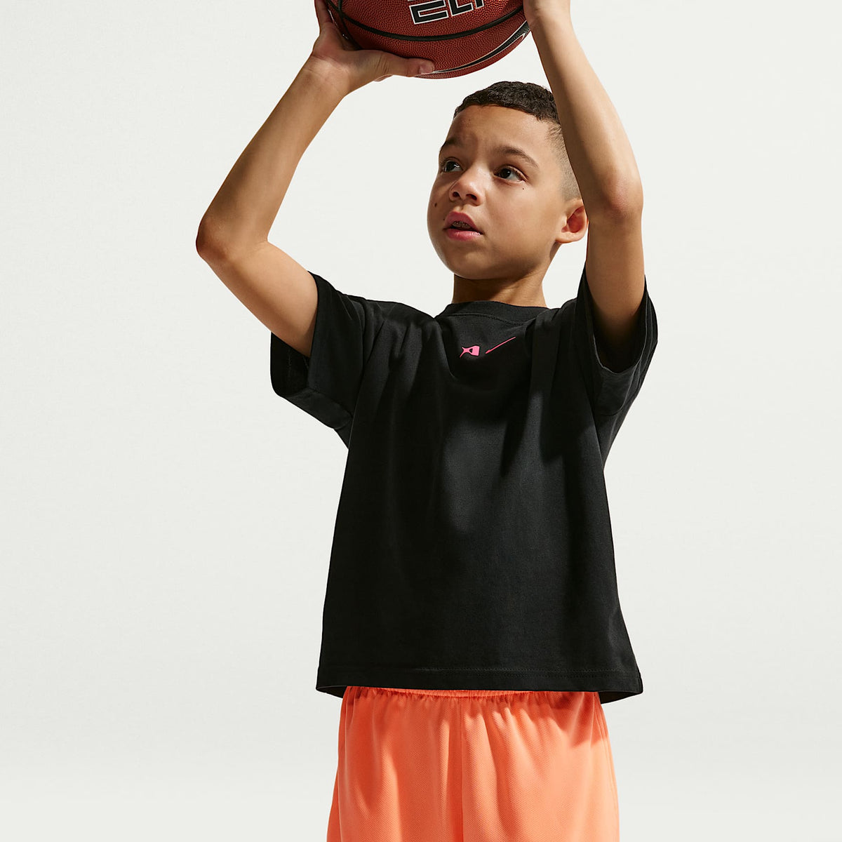 Shorts de básquetbol Dri-FIT para niños talla grande A'ja Wilson – Naranja pulso/Blanco – vista 3