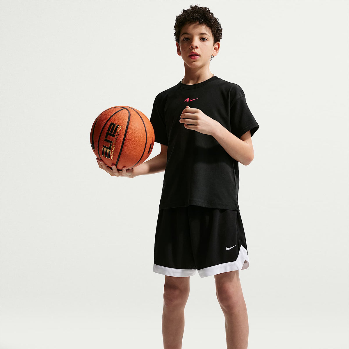 Shorts de básquetbol Dri-FIT para niños talla grande A'ja Wilson – Negro/Blanco – vista 4