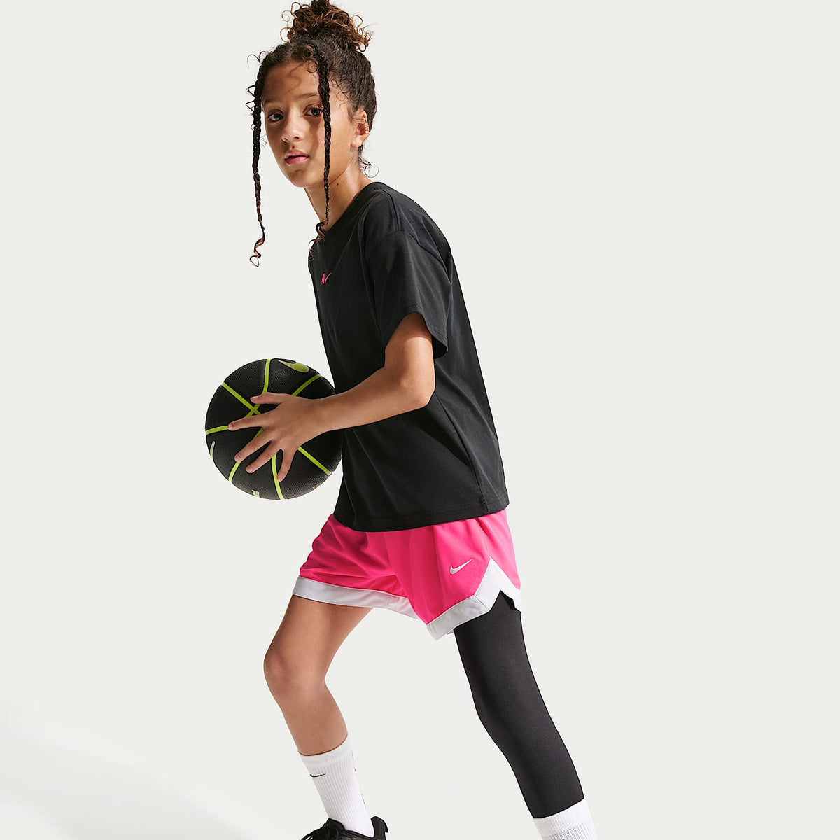 Shorts de básquetbol Dri-FIT para niños talla grande A'ja Wilson – Hiperrosa/Platino puro – vista 5