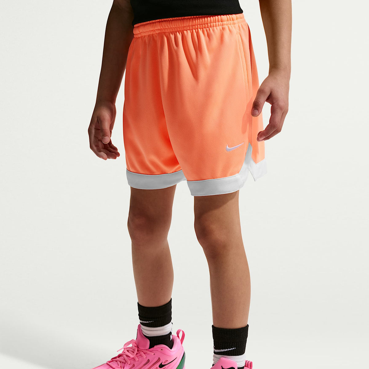 Shorts de básquetbol Dri-FIT para niños talla grande A'ja Wilson – Naranja pulso/Blanco – vista 1