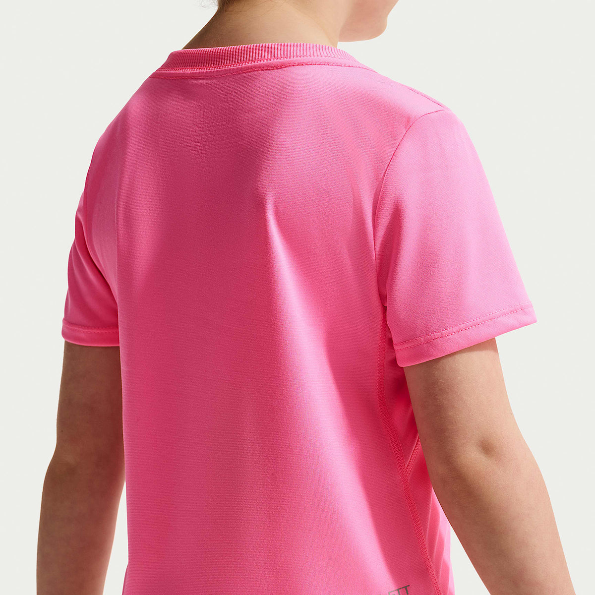 Playera Dri-FIT All Day Play para niños talla pequeña Nike – Rosa resplandor – vista 2
