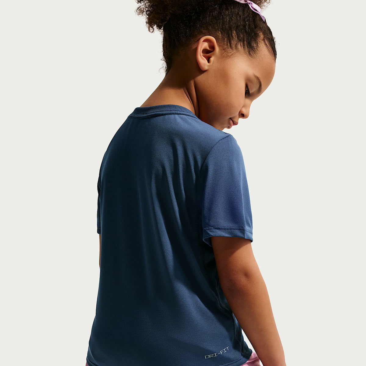 Playera Dri-FIT All Day Play para niños talla pequeña Nike – Azul – vista 2