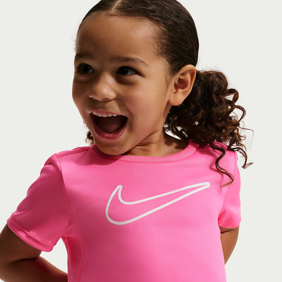Playera Dri-FIT All Day Play infantil Nike – Rosa resplandor – vista 3