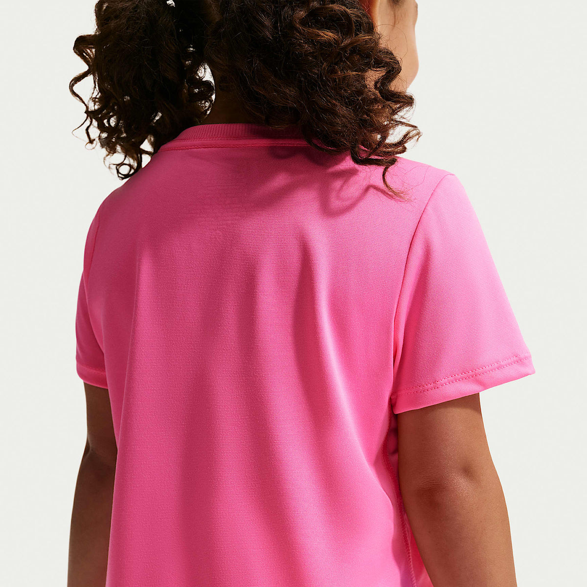 Playera Dri-FIT All Day Play infantil Nike – Rosa resplandor – vista 2
