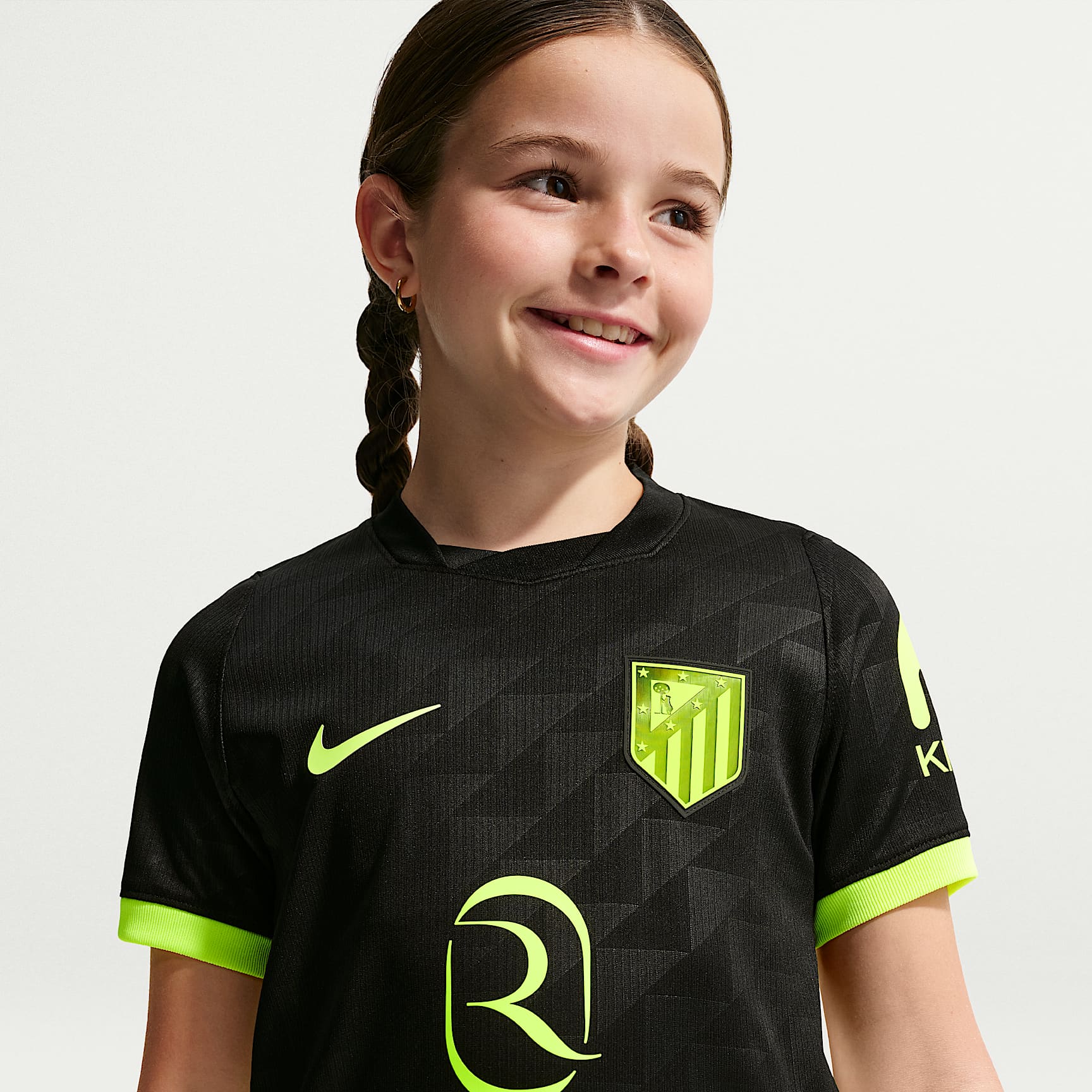 Jersey de futbol Nike Dri-FIT Replica del Atlético de Madrid visitante 2026/27 Stadium para niños talla grande – Negro/Volt/Volt – vista 2