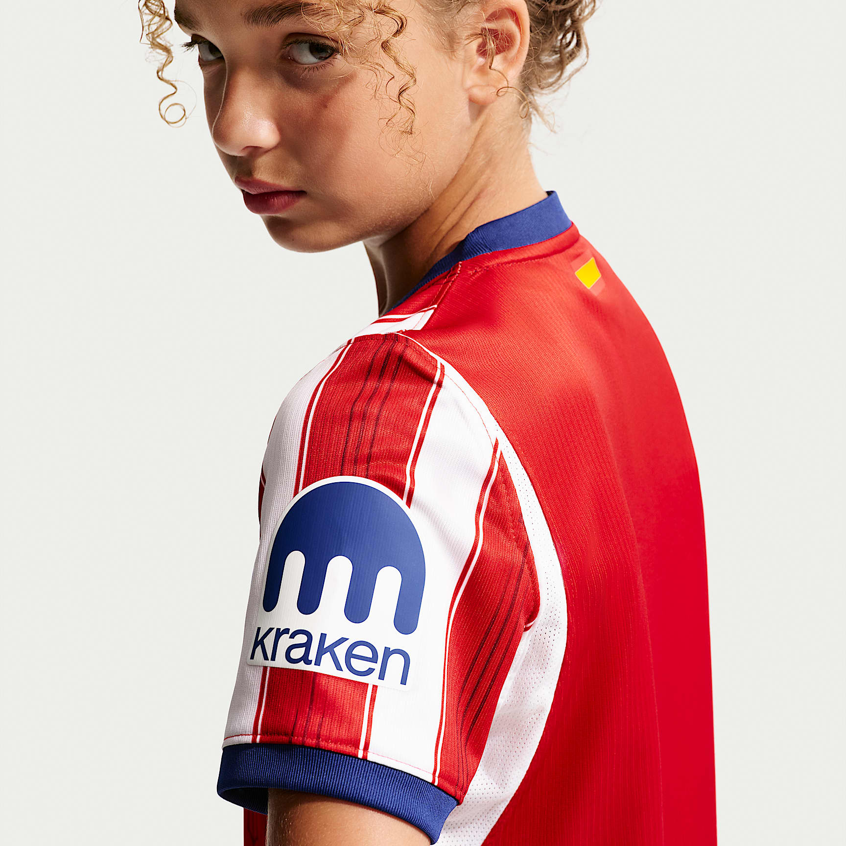Jersey de futbol Nike Dri-FIT Replica del Club Atlético de Madrid local 2026/27 Stadium para niños talla grande – Blanco/Rojo universitario/Azul royal intenso/Azul royal intenso – vista 2