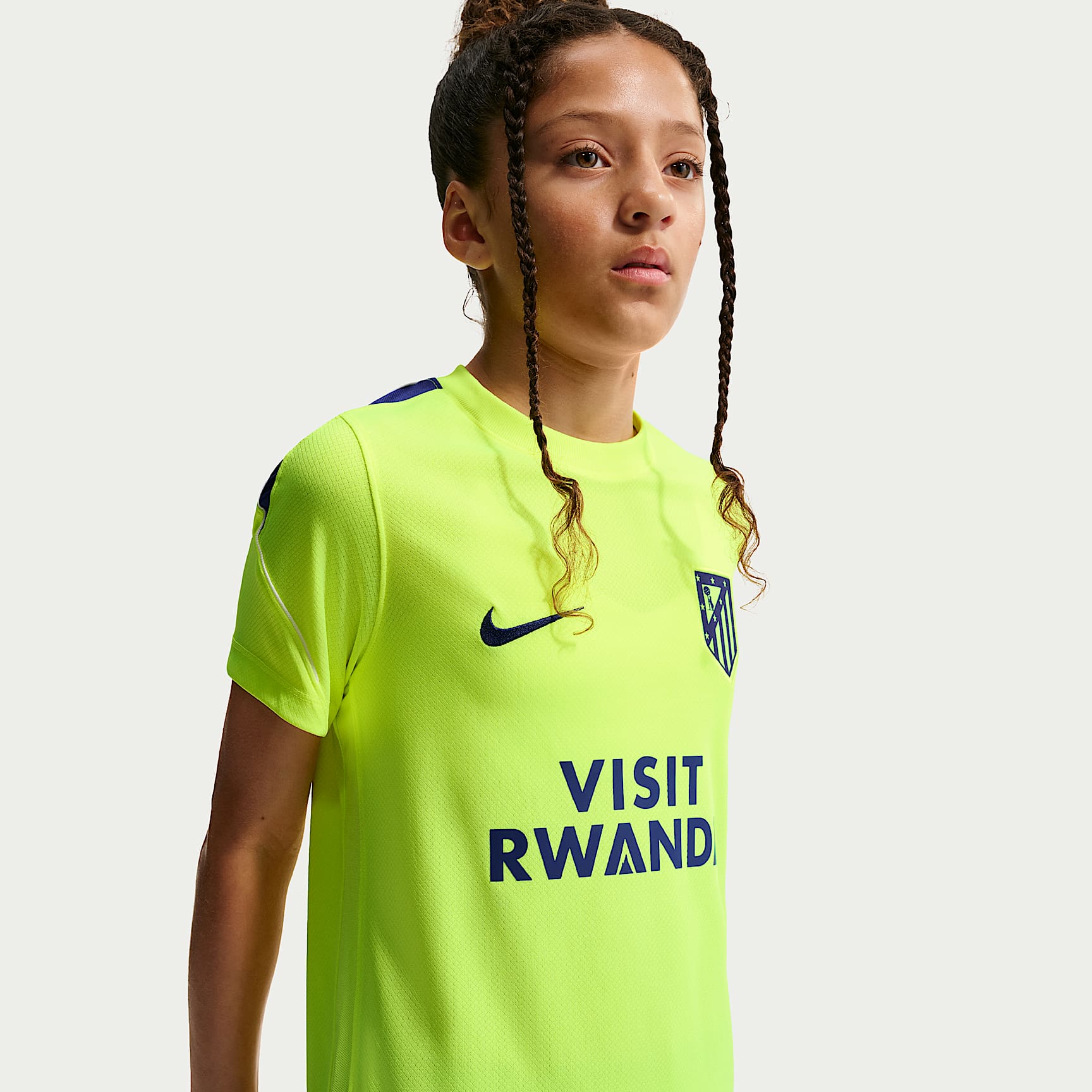 Playera de fútbol de manga corta Nike Dri-FIT para niños talla grande Atlético Madrid Strike – Volt/Blanco/Azul royal intenso/Azul royal intenso – vista 2