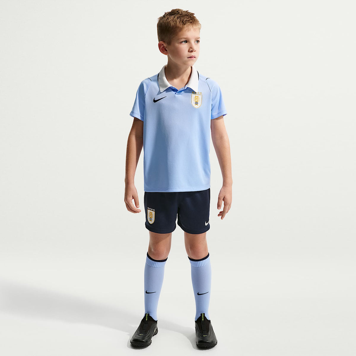 Kit de 3 piezas de fútbol Nike Replica para niños talla pequeña Uruguay local 2026 Stadium – Tinte royal/Obsidiana – vista 1