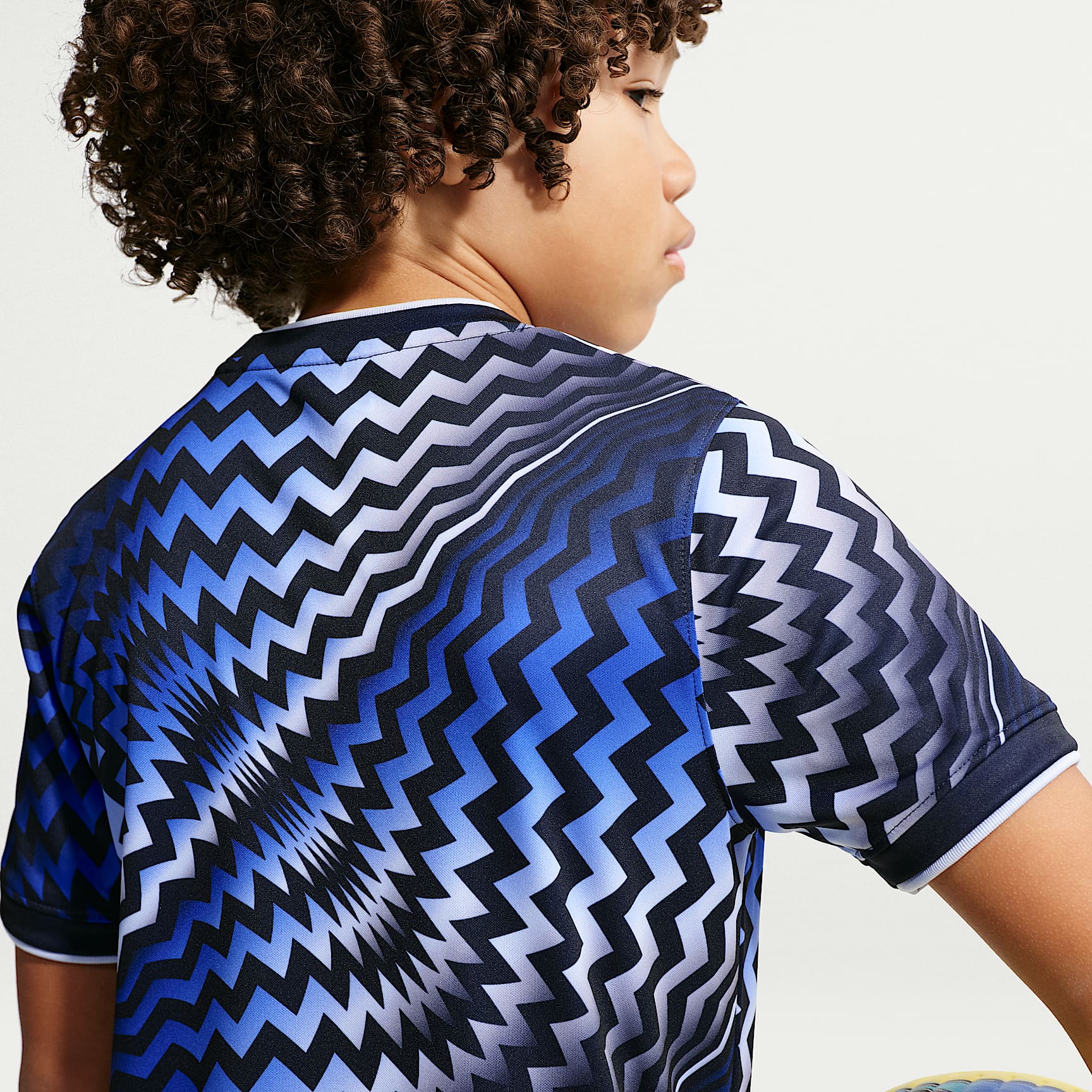 Playera de fútbol de manga corta Nike Dri-FIT para antes del partido para niños talla grande Uruguay – Obsidiana/Blanco cumbre – vista 2