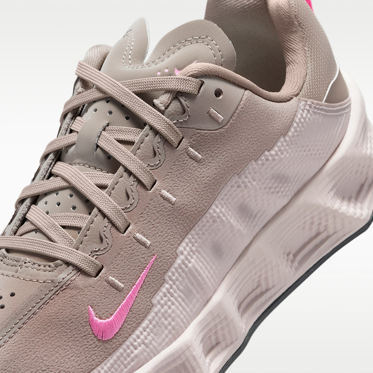 Nike Ava Rover – Malta/Rojo sedimento/Hechizo rosa/Marfil pálido – vista 7