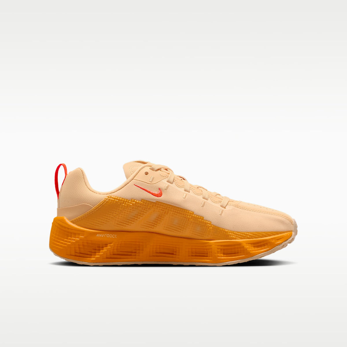 Nike Ava Rover – Oro celestial/Oro celestial/Carmesí brillante/Carmesí brillante – vista 3