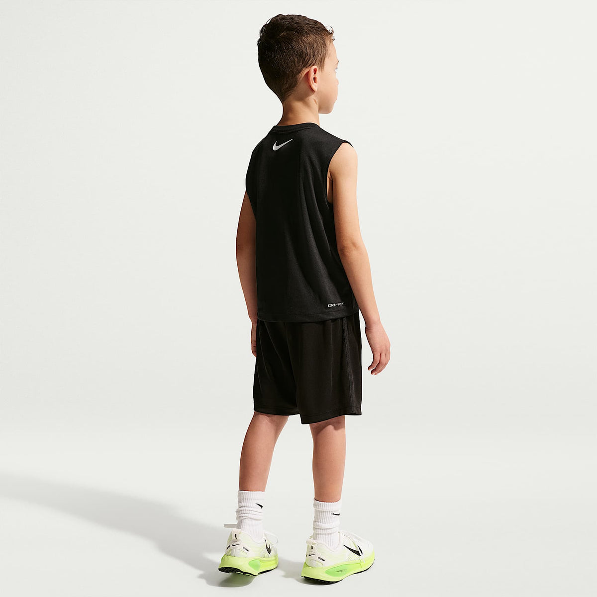 Camiseta de tirantes Dri-FIT para niños talla pequeña Nike Bold Move – Negro – vista 5