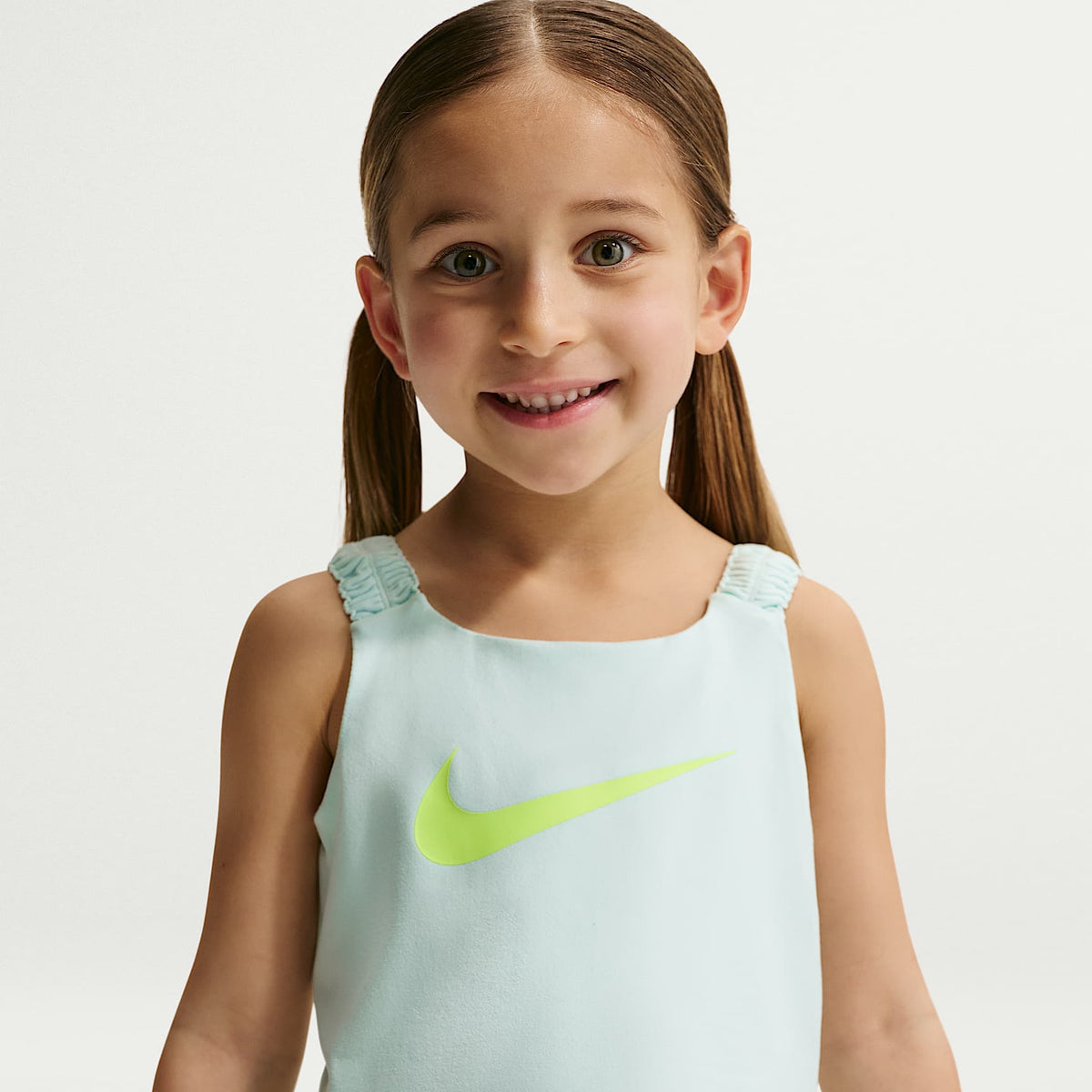 Conjunto de camiseta de tirantes y shorts para Dri-FIT para niños talla pequeña Nike Bold Play – Verde ligero – vista 2