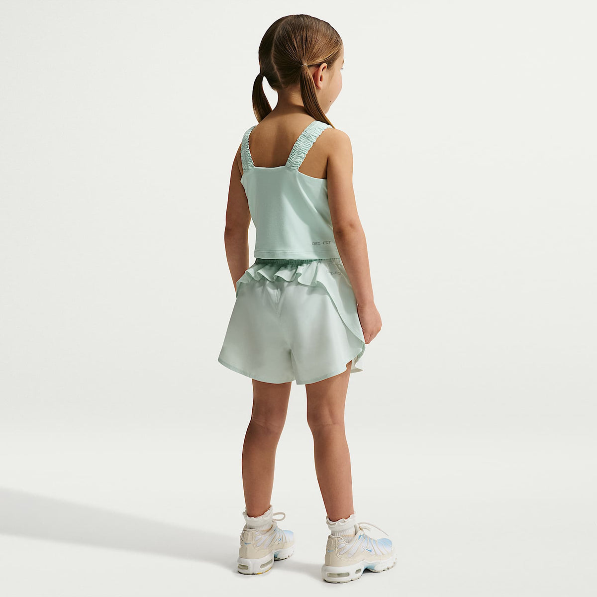 Conjunto de camiseta de tirantes y shorts para Dri-FIT para niños talla pequeña Nike Bold Play – Verde ligero – vista 7