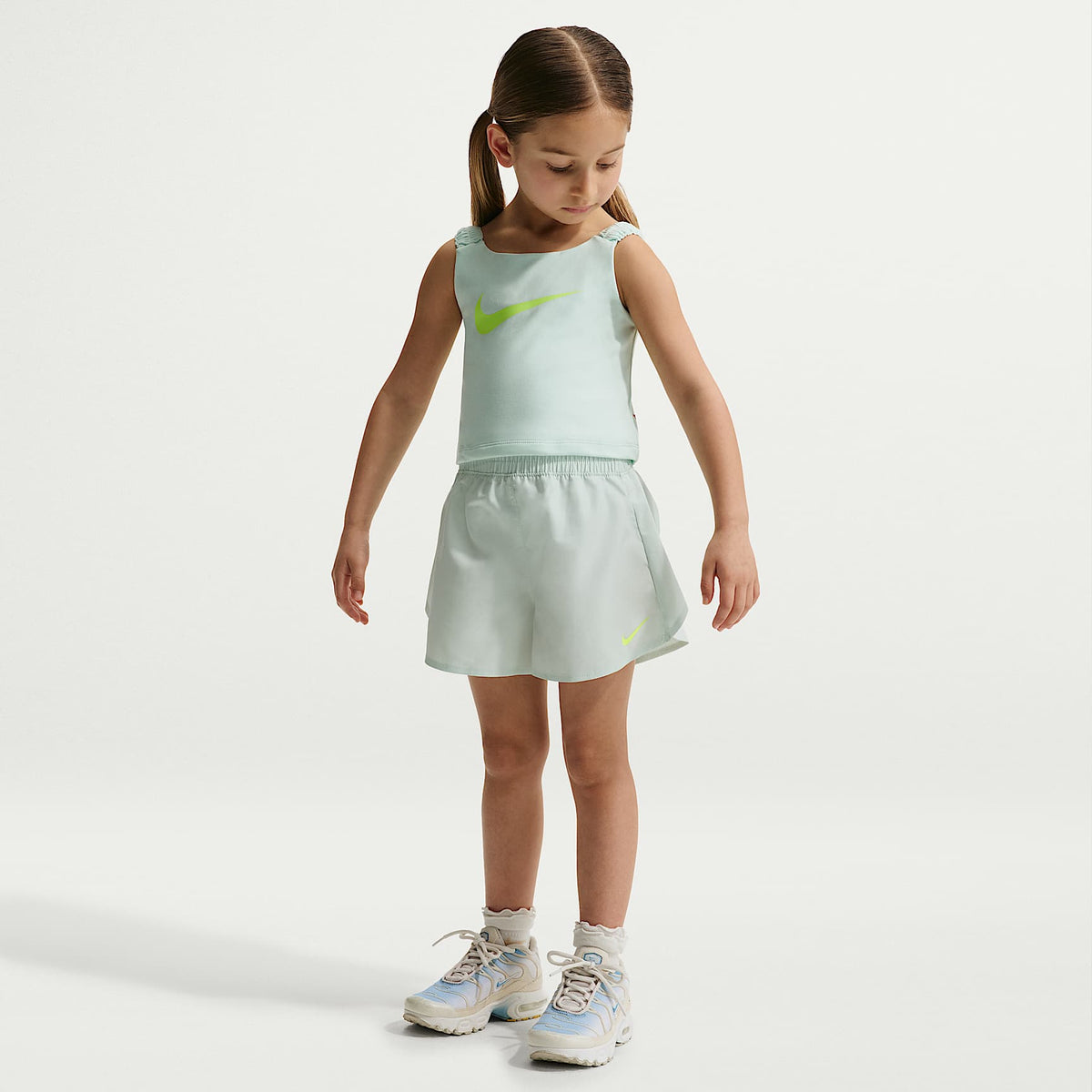 Conjunto de camiseta de tirantes y shorts para Dri-FIT para niños talla pequeña Nike Bold Play – Verde ligero – vista 1