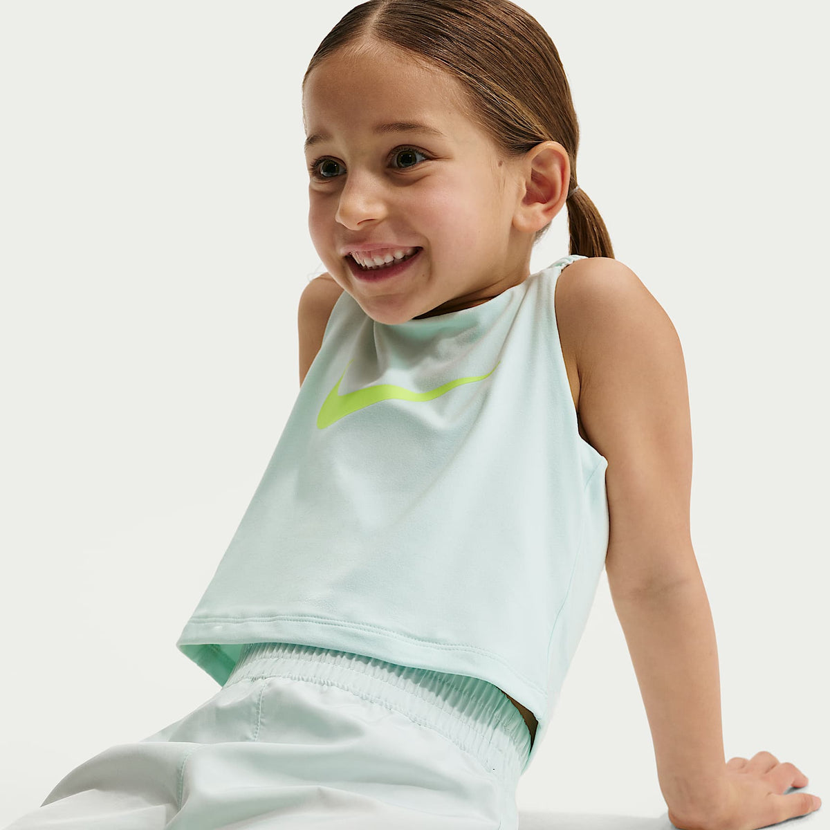 Conjunto de camiseta de tirantes y shorts para Dri-FIT para niños talla pequeña Nike Bold Play – Verde ligero – vista 6