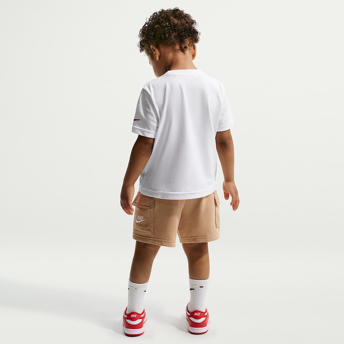 Playera con gráfico de varios deportes de corte cuadrado infantil Nike – Blanco – vista 5