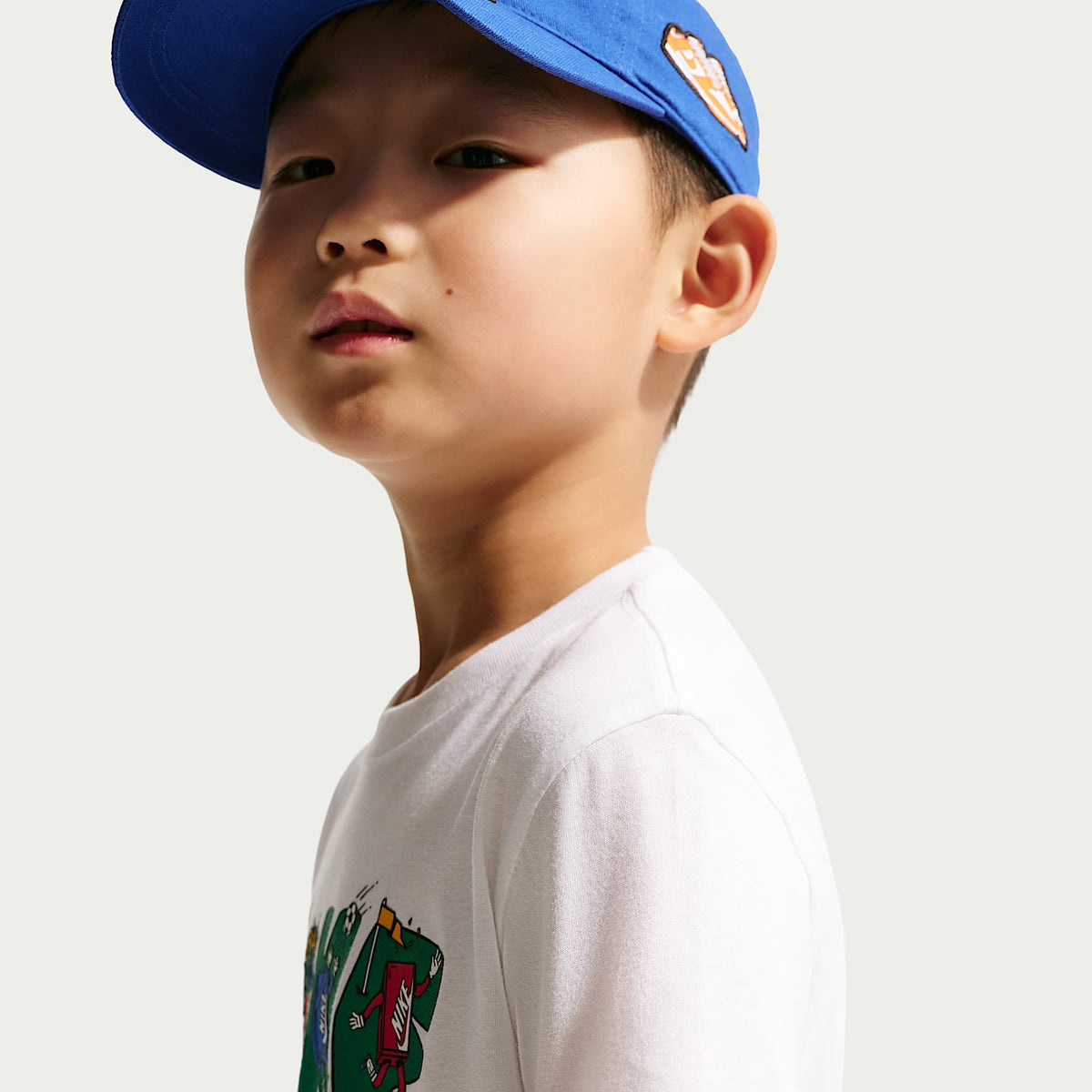 Playera con gráfico de varios deportes de corte cuadrado para niños talla pequeña Nike – Blanco – vista 2