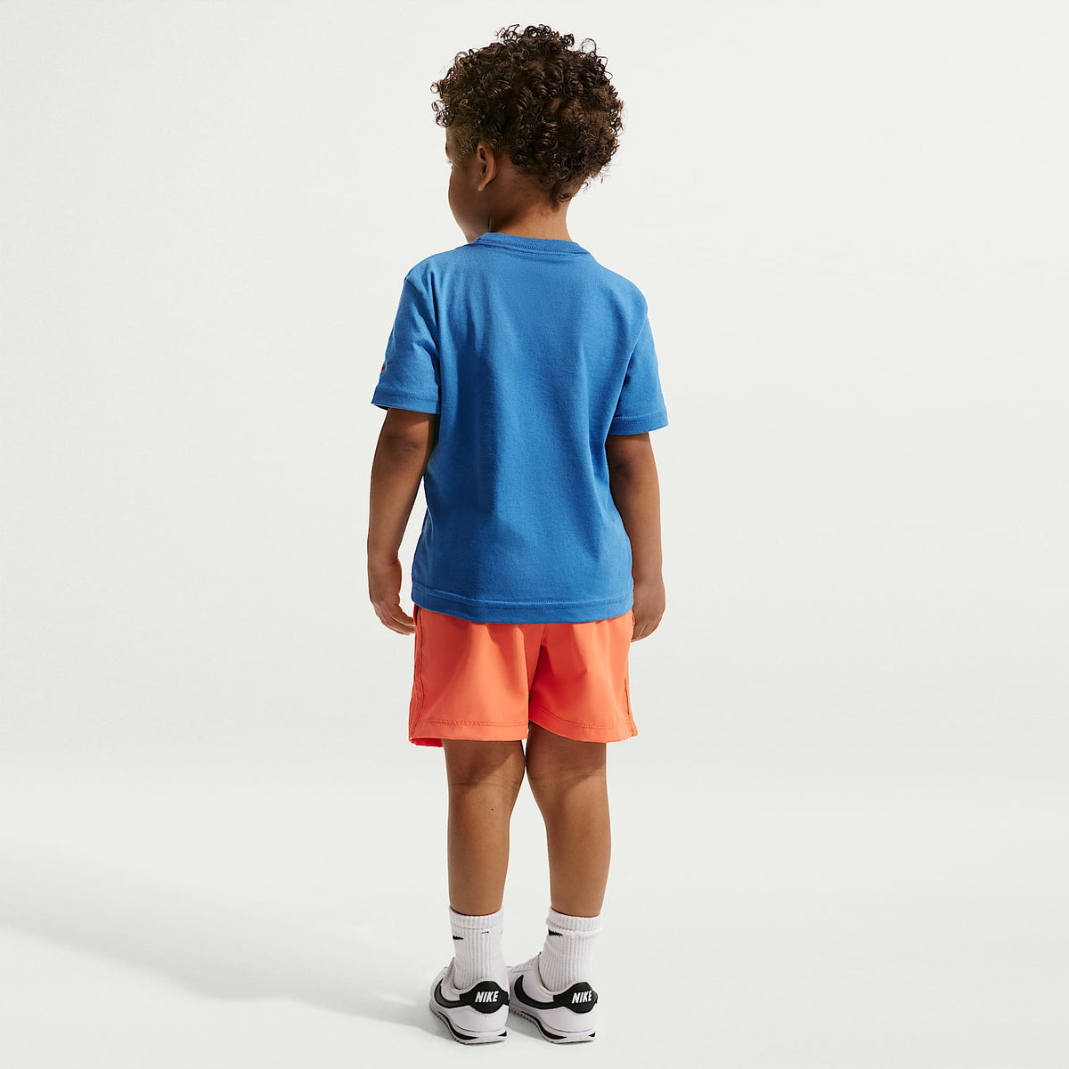 Playera con gráfico de varios deportes de corte cuadrado infantil Nike – Estrella azul – vista 5