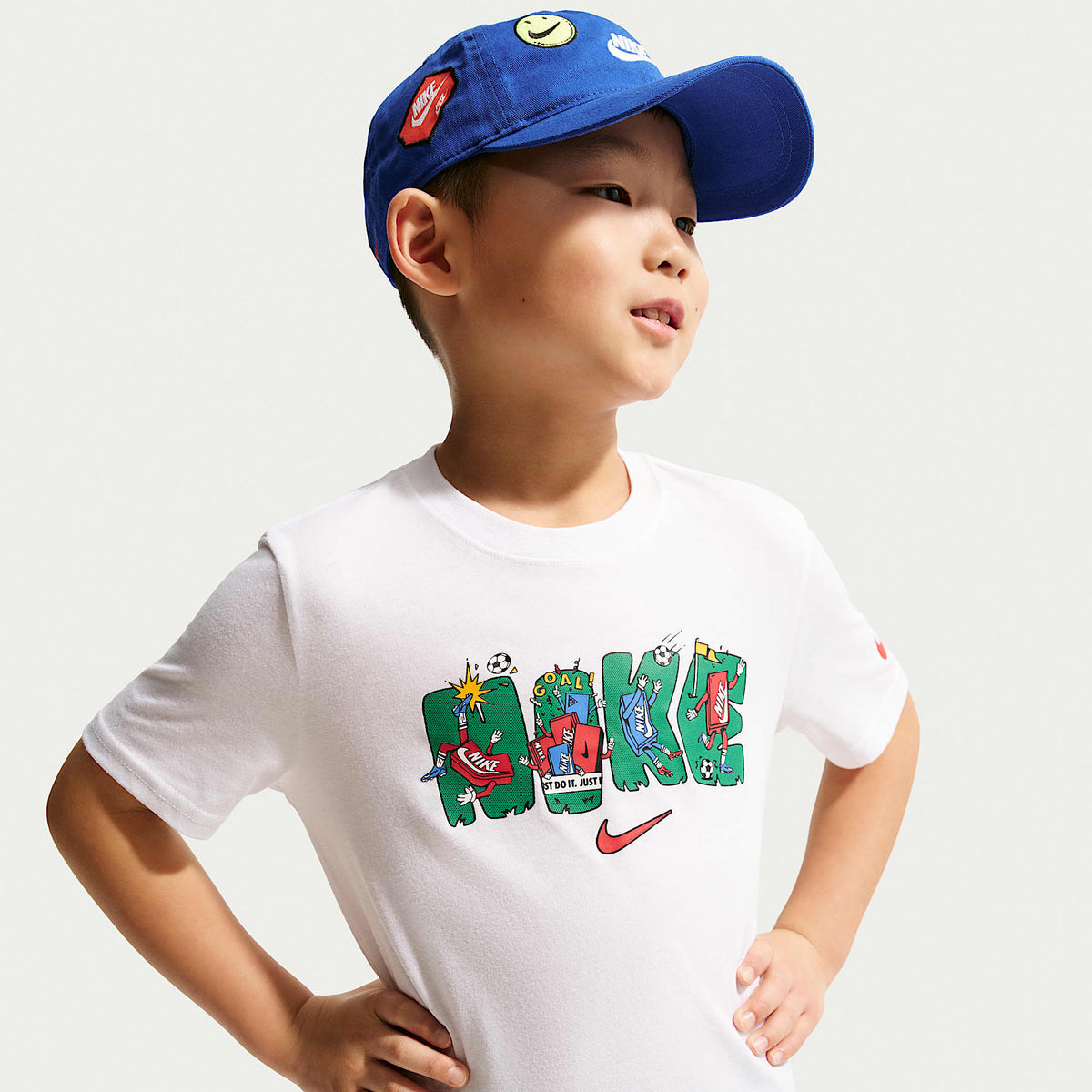 Playera con gráfico de varios deportes de corte cuadrado para niños talla pequeña Nike – Blanco – vista 1