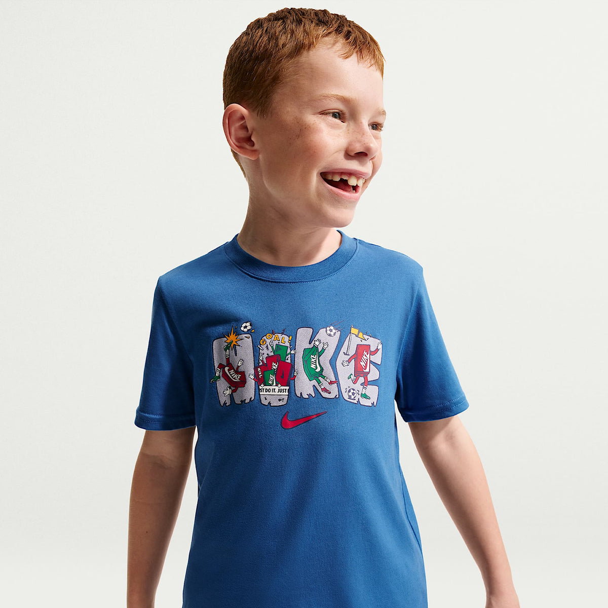 Playera con gráfico de varios deportes de corte cuadrado para niños talla pequeña Nike – Estrella azul – vista 1