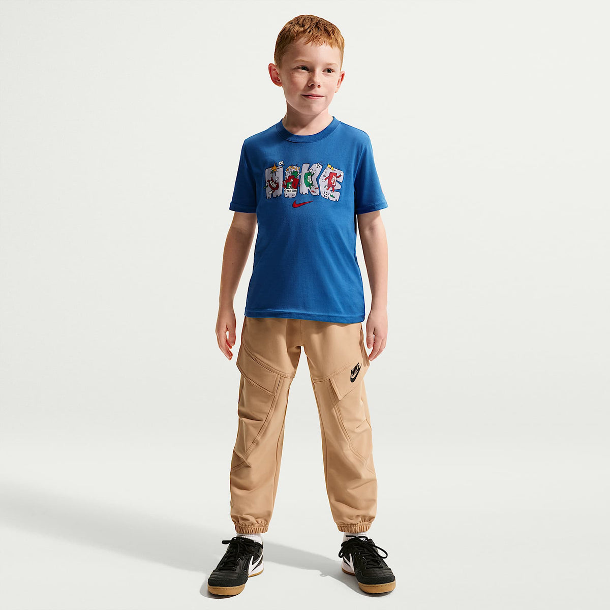 Playera con gráfico de varios deportes de corte cuadrado para niños talla pequeña Nike – Estrella azul – vista 4