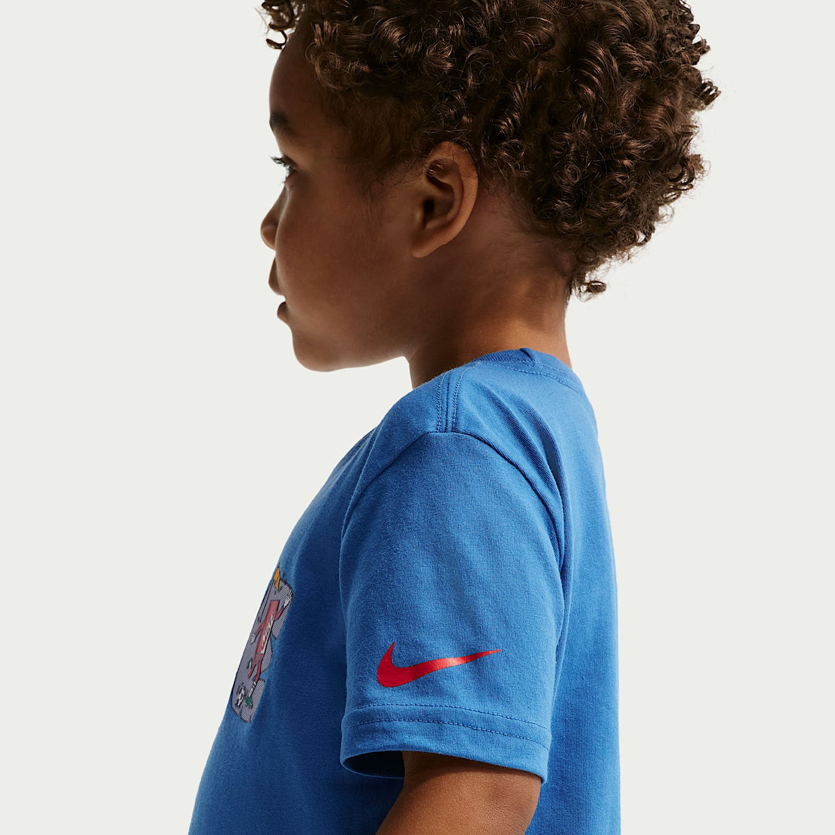 Playera con gráfico de varios deportes de corte cuadrado infantil Nike – Estrella azul – vista 2