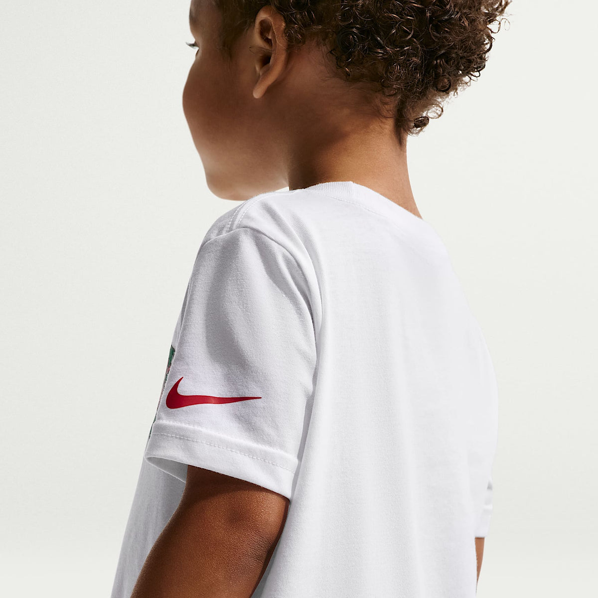 Playera con gráfico de varios deportes de corte cuadrado infantil Nike – Blanco – vista 2