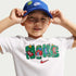 Playera con gráfico de varios deportes de corte cuadrado para niños talla pequeña Nike – Blanco – vista 3