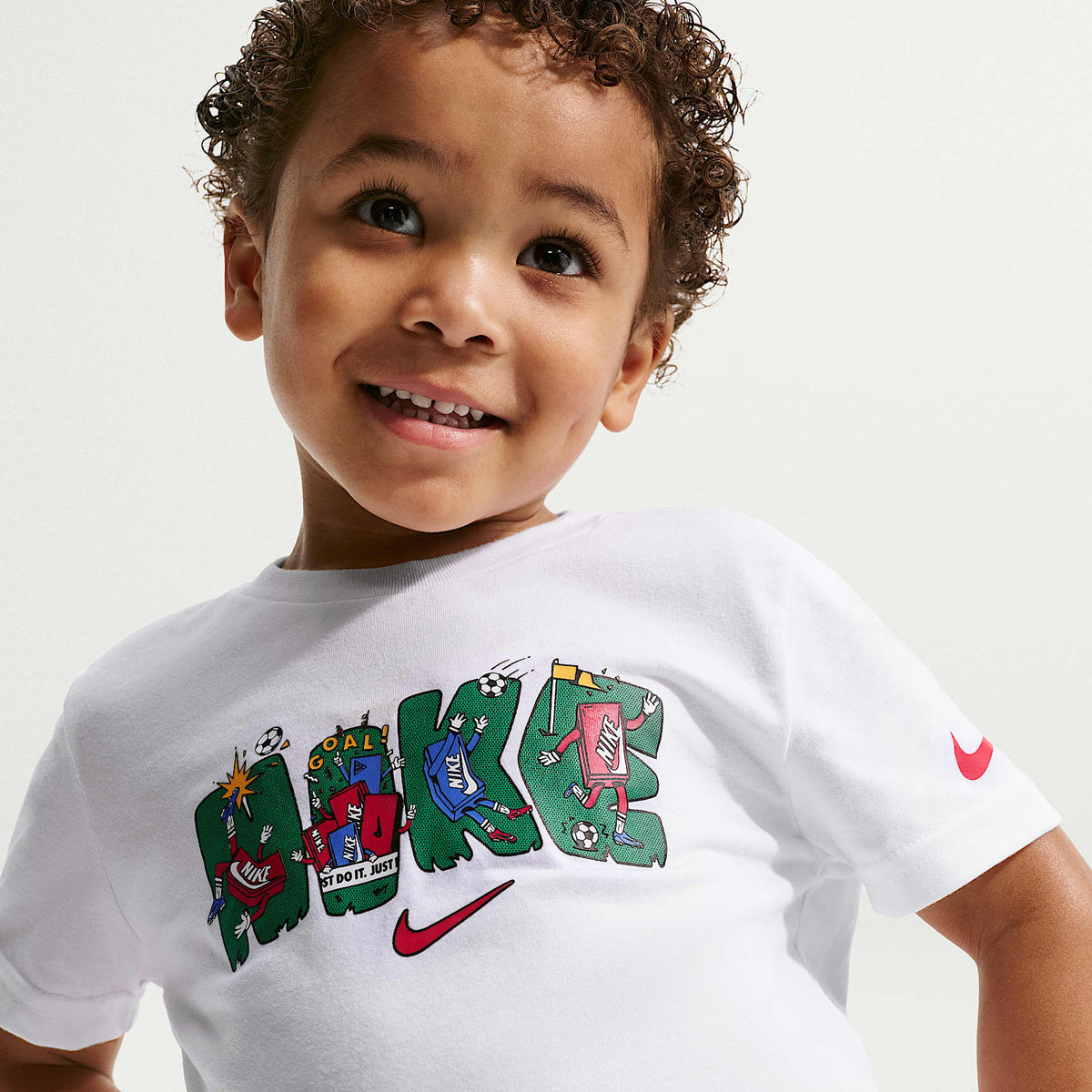 Playera con gráfico de varios deportes de corte cuadrado infantil Nike – Blanco – vista 3