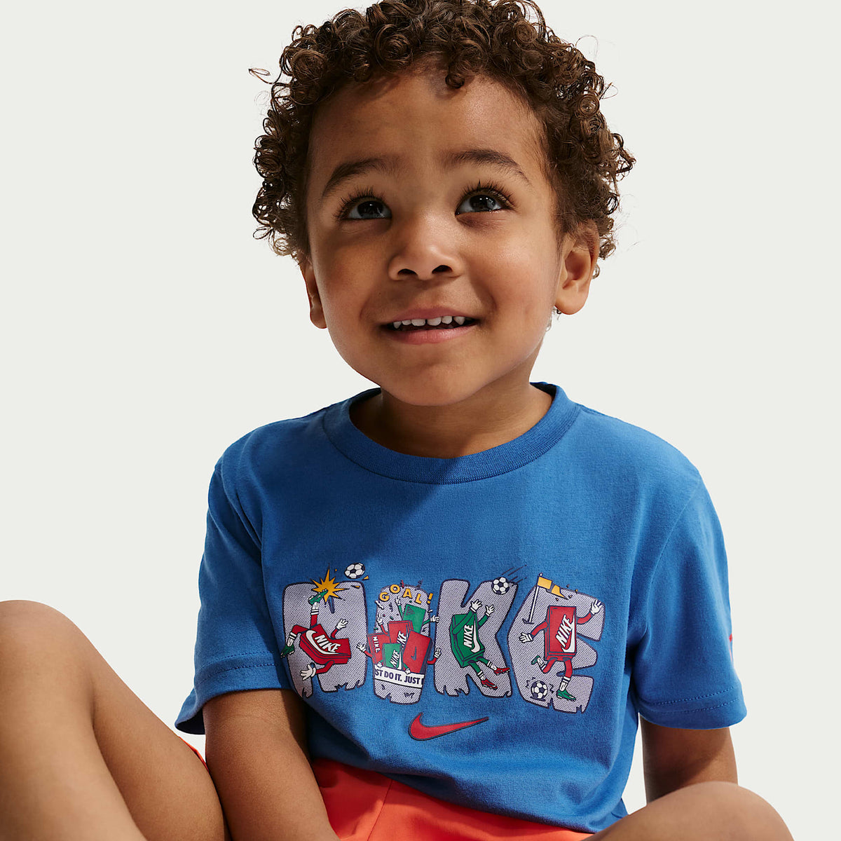 Playera con gráfico de varios deportes de corte cuadrado infantil Nike – Estrella azul – vista 3