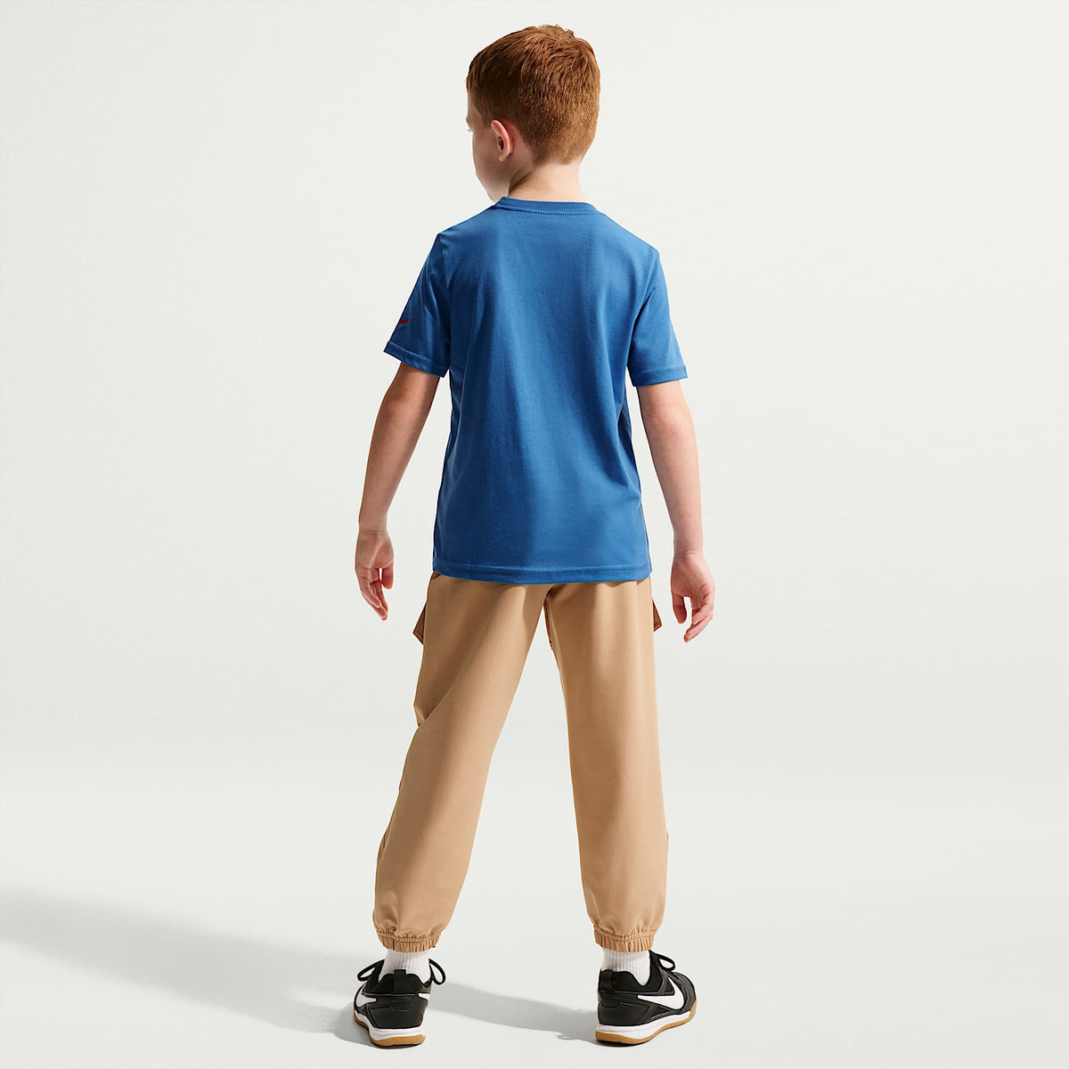 Playera con gráfico de varios deportes de corte cuadrado para niños talla pequeña Nike – Estrella azul – vista 5