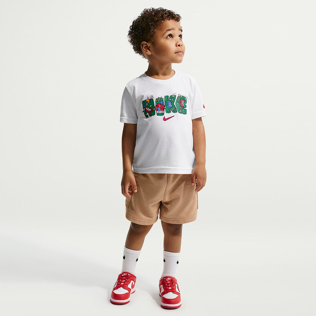 Playera con gráfico de varios deportes de corte cuadrado infantil Nike – Blanco – vista 4