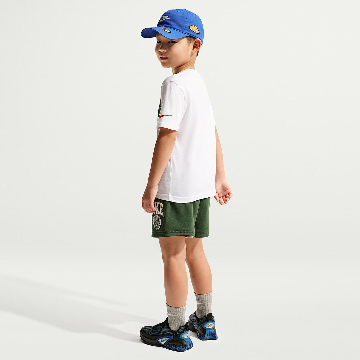 Playera con gráfico de varios deportes de corte cuadrado para niños talla pequeña Nike – Blanco – vista 5