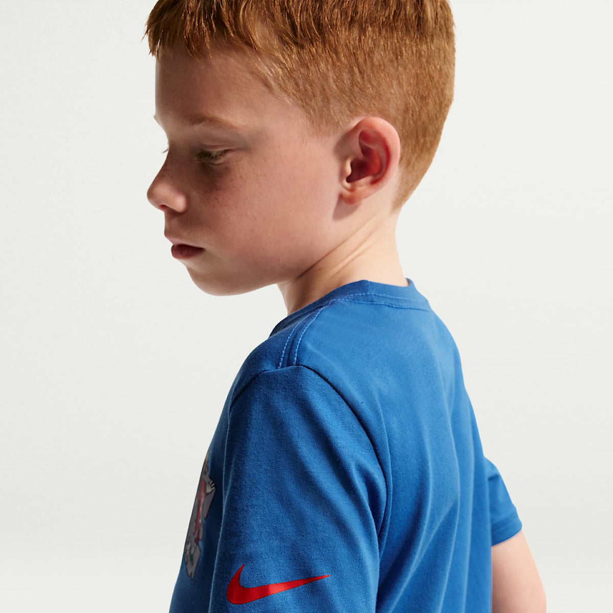Playera con gráfico de varios deportes de corte cuadrado para niños talla pequeña Nike – Estrella azul – vista 2