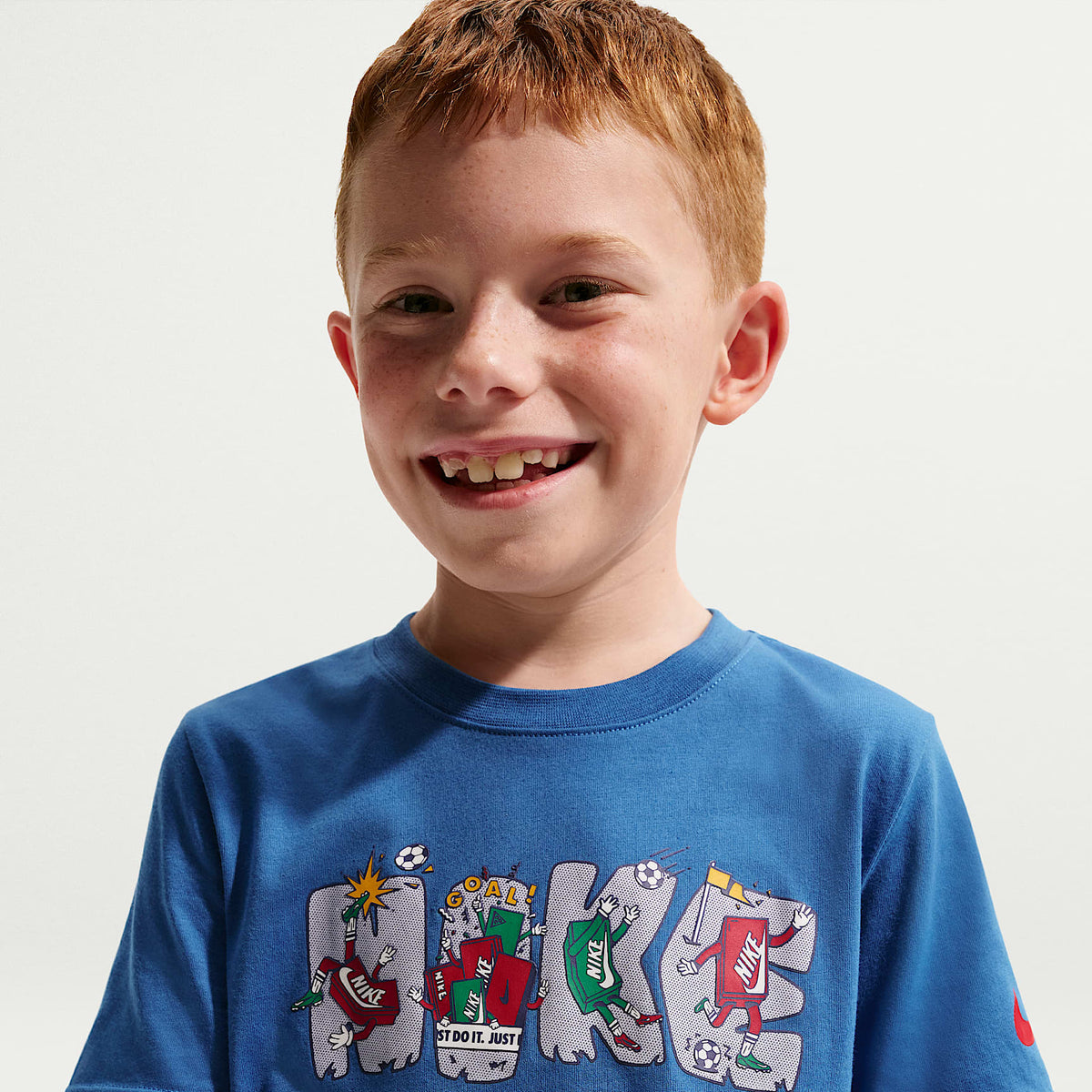 Playera con gráfico de varios deportes de corte cuadrado para niños talla pequeña Nike – Estrella azul – vista 3