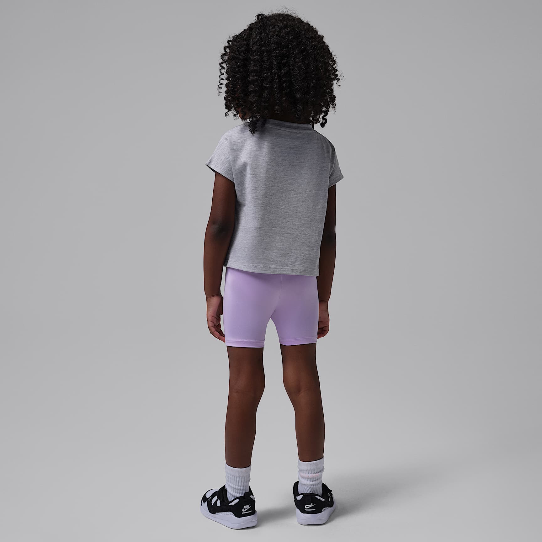 Conjunto de playera de corte cuadrado y shorts de ciclismo infantil Jordan – Bruma violeta – vista 2