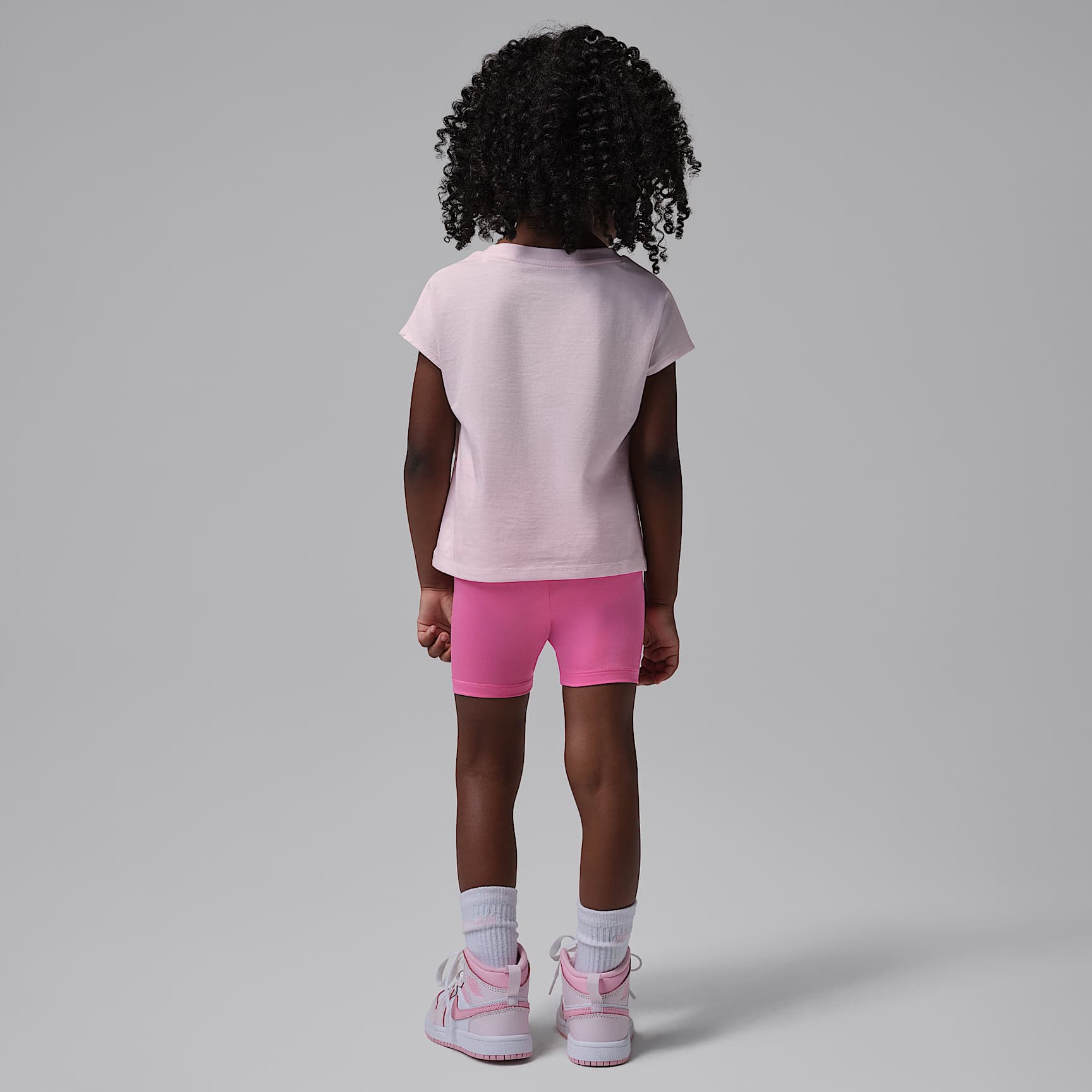 Conjunto de playera de corte cuadrado y shorts de ciclismo infantil Jordan – Rosa paleta – vista 2