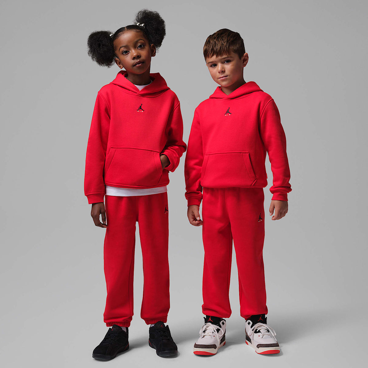 Conjunto de 2 piezas de sudadera con gorro sin cierre para niños talla pequeña Jordan Brooklyn Fleece – Rojo universitario – vista 1