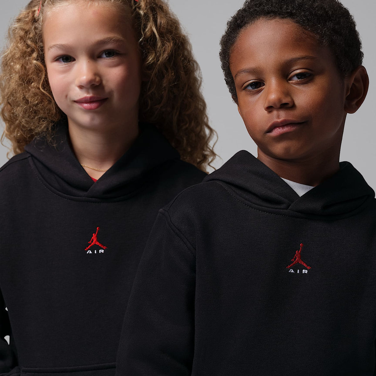 Conjunto de 2 piezas de sudadera con gorro sin cierre para niños talla pequeña Jordan Brooklyn Fleece – Negro – vista 4