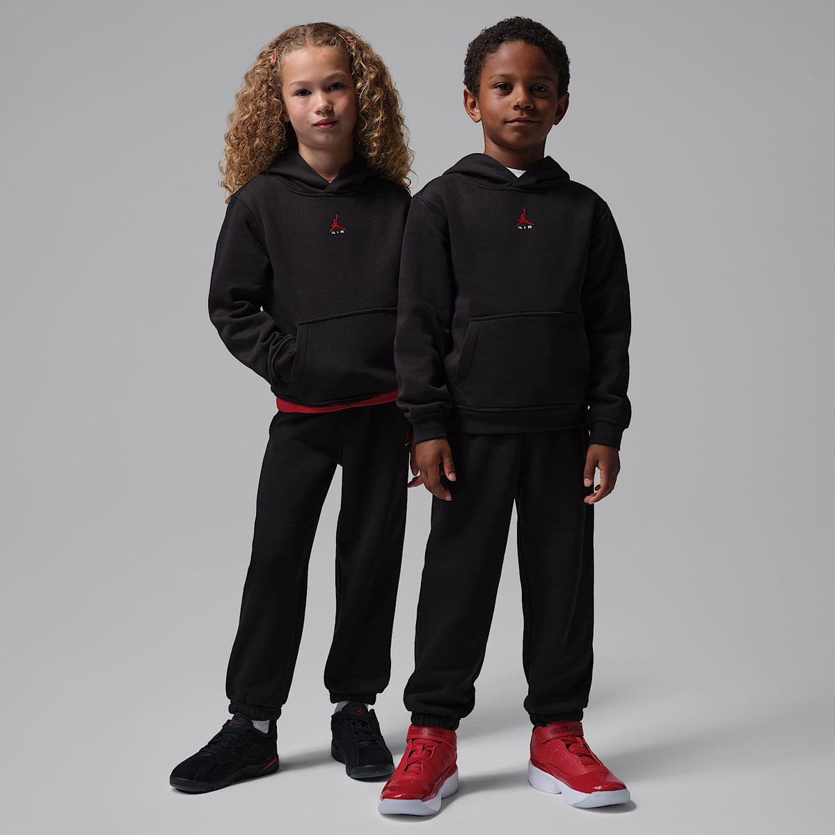 Conjunto de 2 piezas de sudadera con gorro sin cierre para niños talla pequeña Jordan Brooklyn Fleece – Negro – vista 1