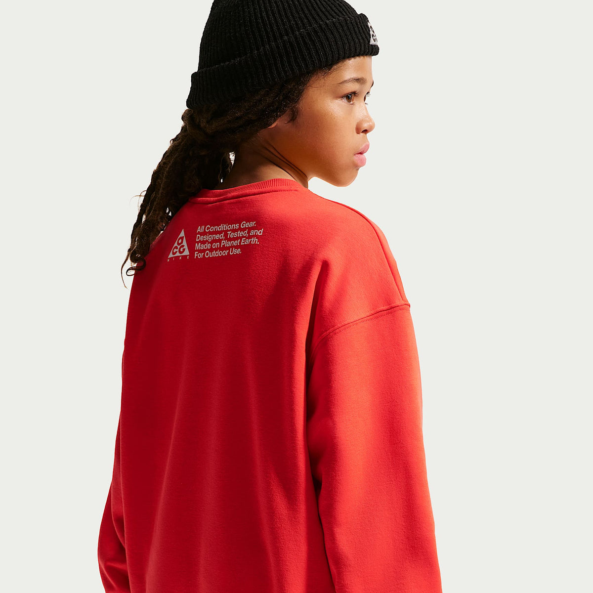 Sudadera de cuello redondo de tejido Fleece Yeti para niños talla grande Nike ACG – Carmesí claro – vista 2