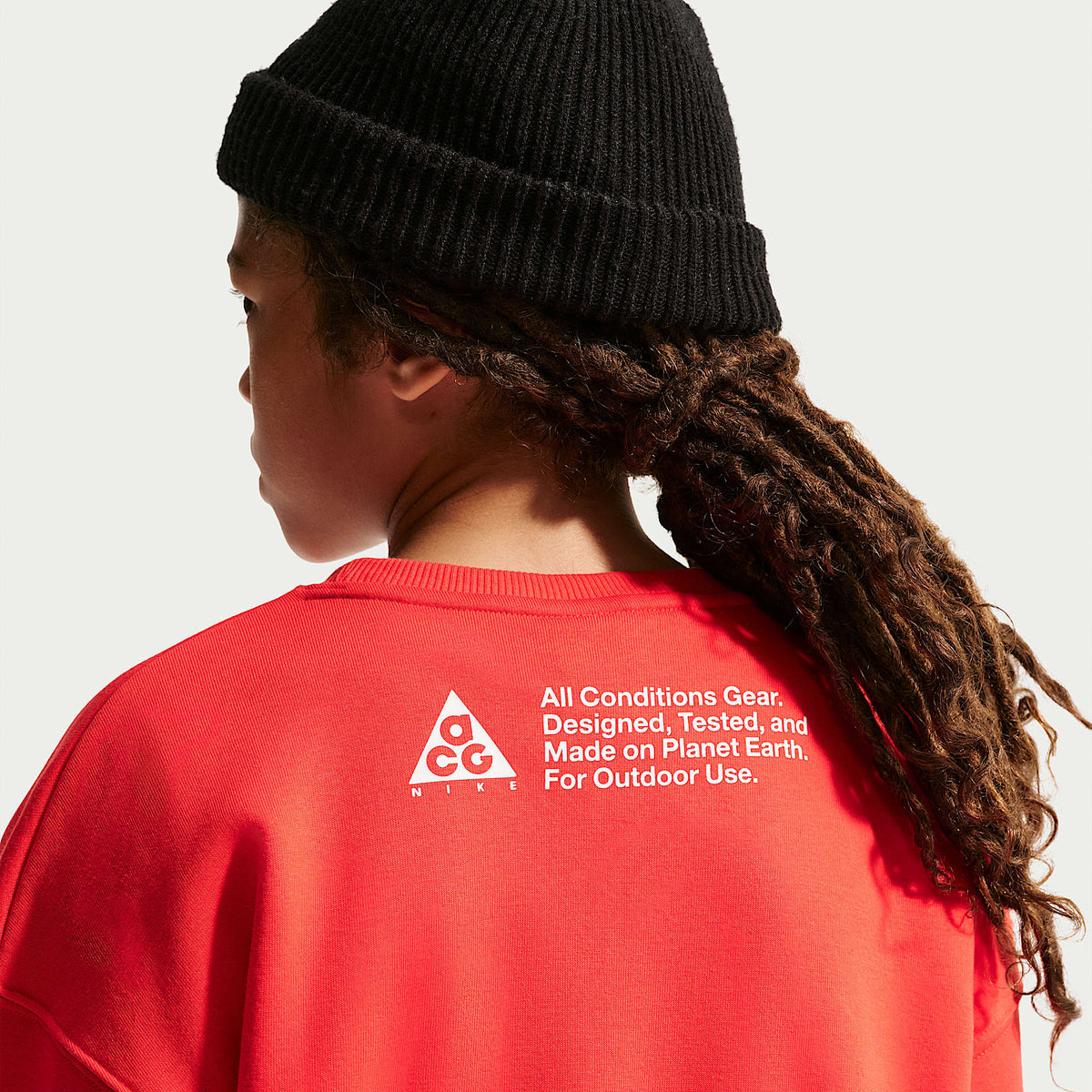 Sudadera de cuello redondo de tejido Fleece Yeti para niños talla grande Nike ACG – Carmesí claro – vista 3