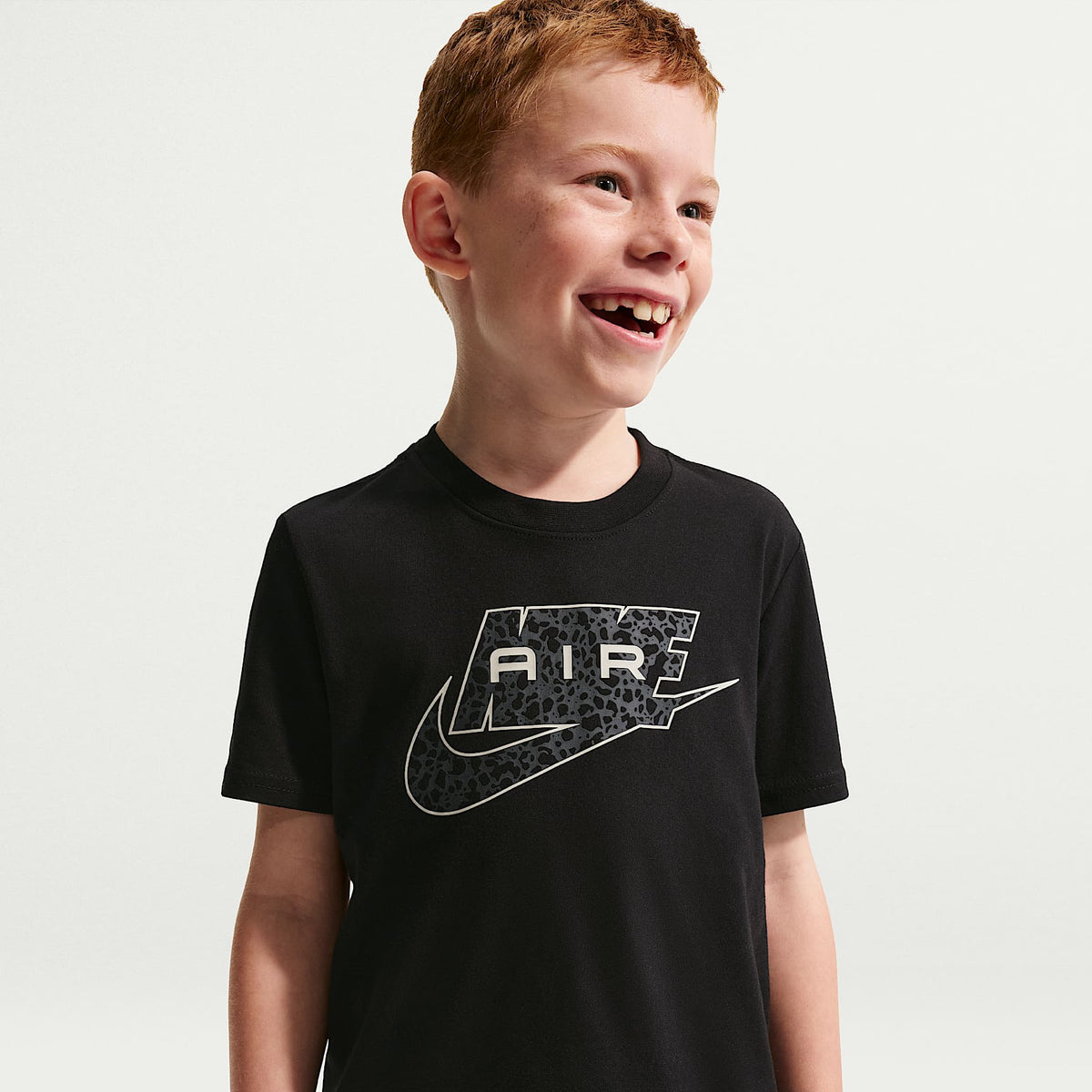 Conjunto de dos piezas con shorts cargo con estampado Air Dri-FIT para niños talla pequeña Nike – Antracita – vista 2