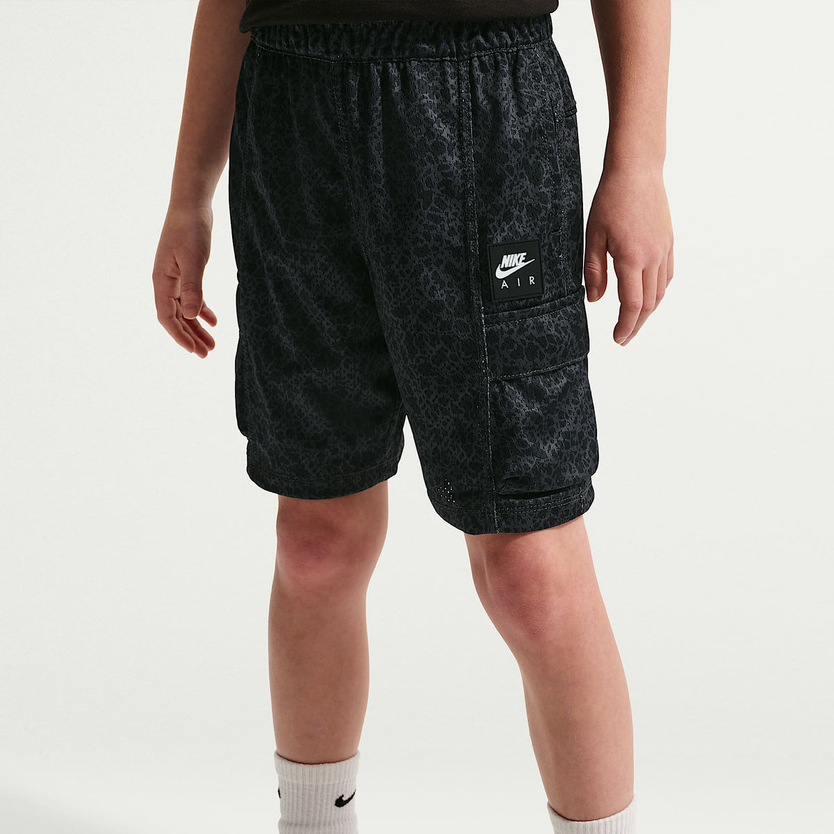 Conjunto de dos piezas con shorts cargo con estampado Air Dri-FIT para niños talla pequeña Nike – Antracita – vista 4