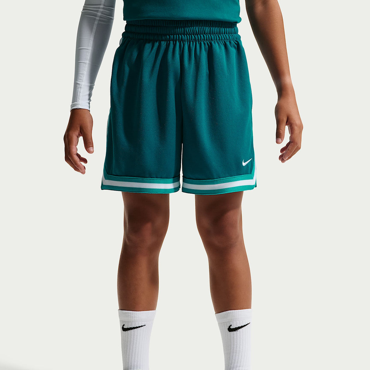 Shorts de básquetbol de 13 cm para niños talla grande Nike DNA – Abeto brillante/Blanco – vista 2