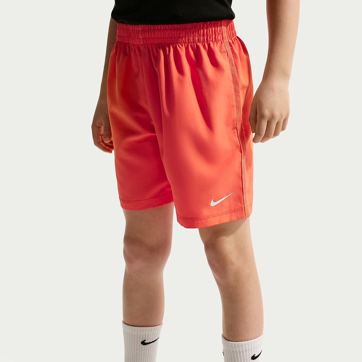 Shorts de tejido Woven Dri-FIT para niños talla pequeña Nike Icon – Naranja césped – vista 2