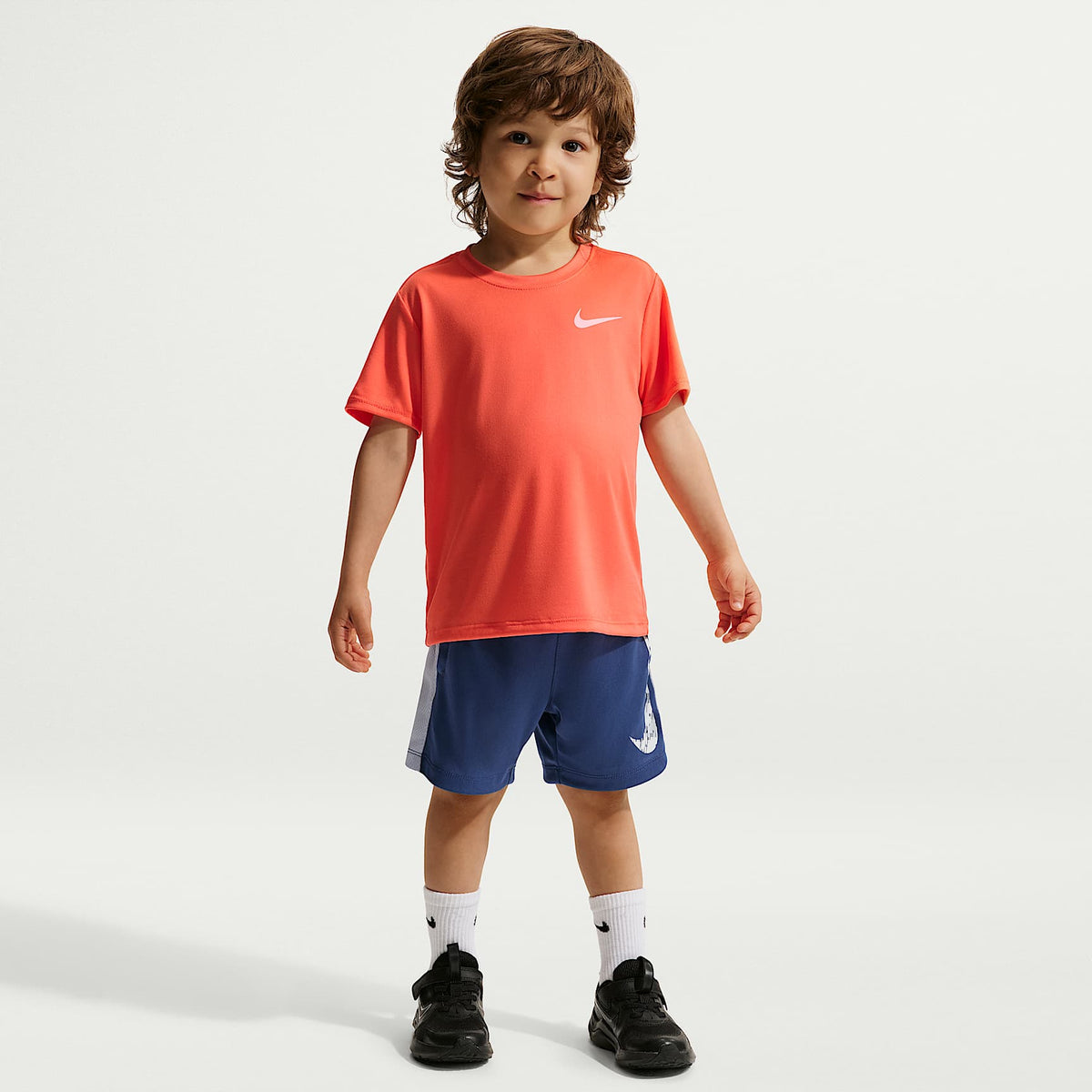Playera Legend Dri-FIT para niños talla pequeña Nike – Naranja césped – vista 4