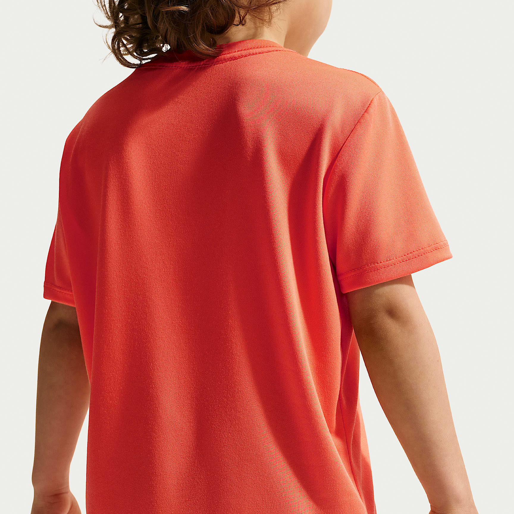Playera Legend Dri-FIT para niños talla pequeña Nike – Naranja césped – vista 2