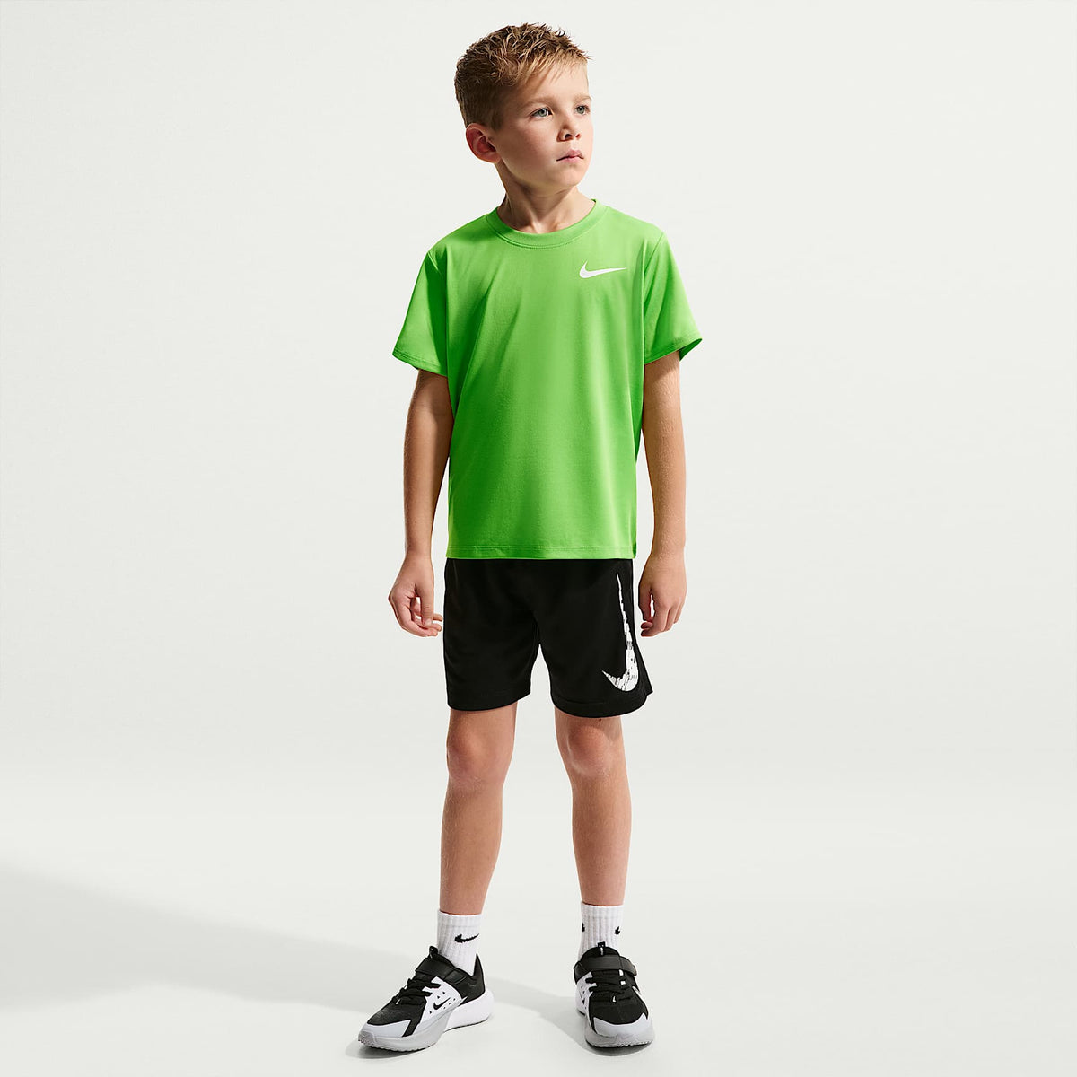 Playera Legend Dri-FIT para niños talla pequeña Nike – Verde – vista 4